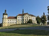 hlavní průčelí s jihozápadní věží (vlevo)