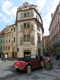 Praha (Staré Město) - dům U Zlaté studny a jeho strašidla