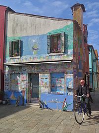 pan farář jede do práce