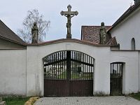 ohradní zeď s branou a Kalvárií