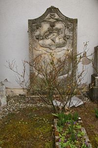 jeden z náhrobníků