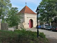 brána spojující okraj parku s areálem kláštera