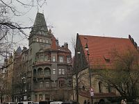 Praha (Josefov) - černo-zlatý činžovní dům v Pařížské