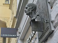 Praha (Josefov) - pamětní deska s bustou malíře Rudolfa Kremličky