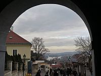 východ z hradu nad vyhlídkou