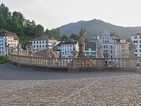 balustráda se sochami před klášterem