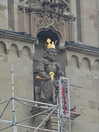 kopie trůnícího Karla Velikého na jižní věži