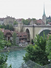 pohled přes "medvědín" k mostu Nydeggbrücke