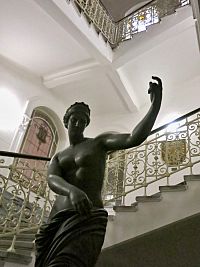 vstupní část a schodiště