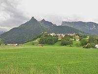 celkový pohled na městečko pod horami