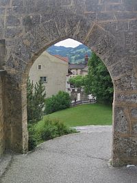 průchod vnitřními hradbami