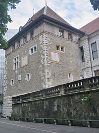 Baudetova věž s dvojicí slunečních hodin