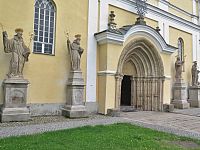 portál a sochy před kostelem