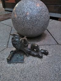 někteří trpajzlíci v klidu poleželi