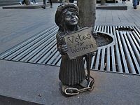 Wroclaw (Vratislav) – trpaslice Sufražetka  (Krasnalka Sufrażystka)