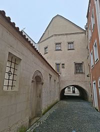 zadní průčelí do ul. Pod Sklípky