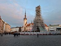 Horní náměstí a stále neopravený unescový sloup Nejsvětější Trojice