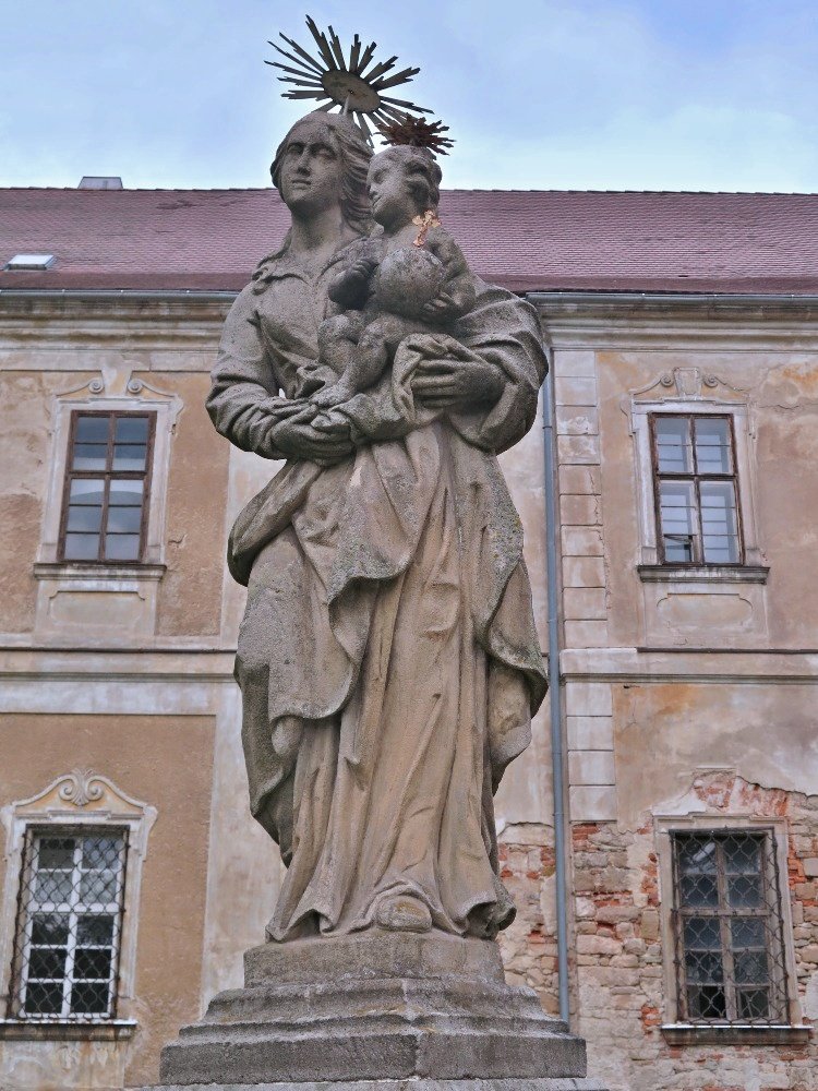 Police nad Metují – socha Panny Marie s Ježíškem