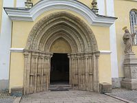 Police nad Metují – raně gotický vstupní portál kostela Nanebevzetí Panny Marie