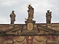 sochy na vstupní bráně