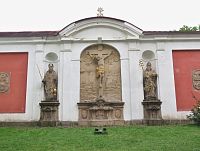 Kalvárie s reliéfem Ukřižování a sochami představujícími Starý a Nový zákon