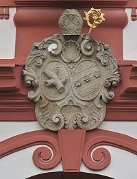 benediktinský erb nad vstupem