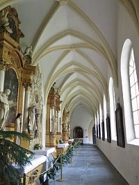 křížová chodba a západní vstup do kaple