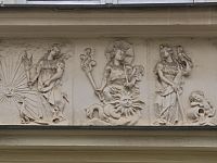 reliéfy s antickými motivy