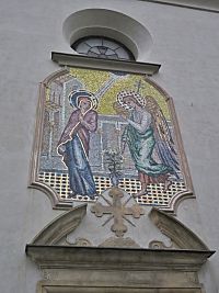 mozaika nad vstupem do klášterního kostela