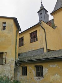 klášter ze zahrady