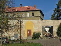 ohradní zeď a bývalá škola