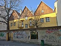 proluka, kde stávaly středověké domy