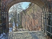 průhled Katovskou brankou