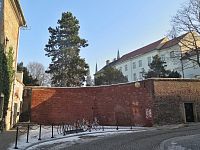 fragment hradeb při vstupu do hostelu