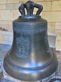 zvon na nádvoří