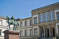 Stará galerie a jezdecká socha krále Viléma I.