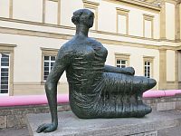 Henry Moore - Žena