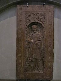 jeden z náhrobníků