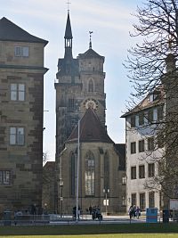 pohled z náměstí ke kolegiátnímu kostelu; vpravo Merkurův sloup