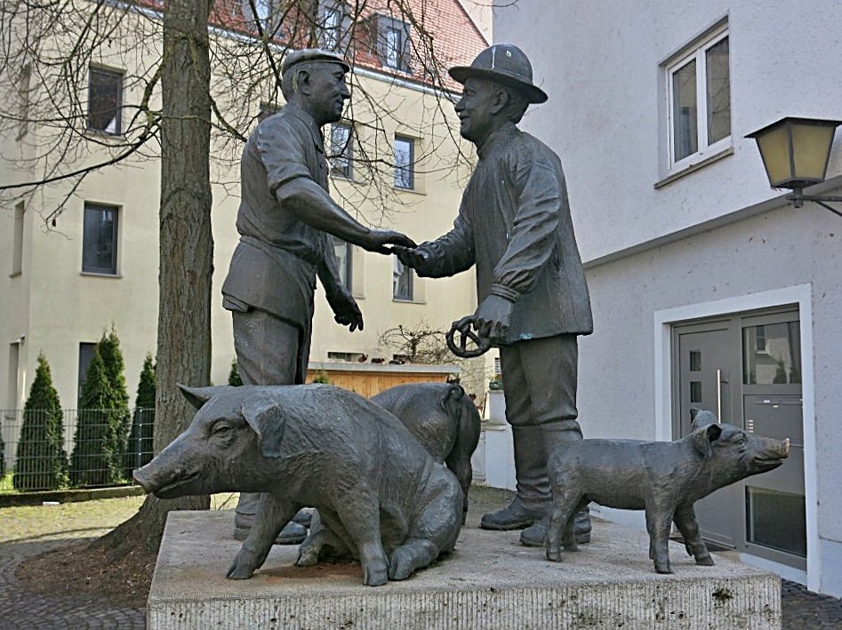 Ulm – Prasečí trh se sousoším tří čuníků  (Saumarkt, Schweinmarkt)