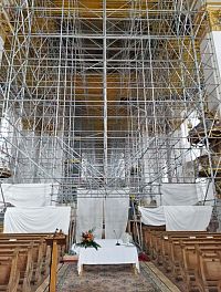 interiér kostela v rekonstrukci