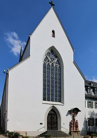 průčelí se sousoším Ukřižování