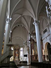 chrámový interiér