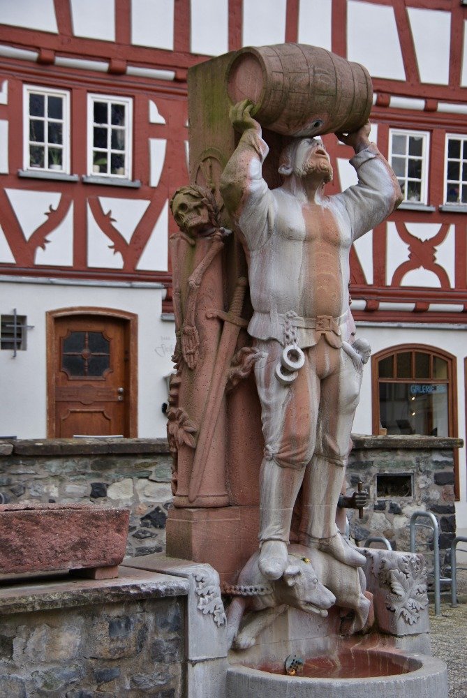 Limburg nad Lahnou – Opilcova kašna / Kašna rytíře z Hattsteinu  (Limburg an der Lahn – Ritter Hattstein-Brunnen)