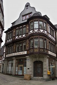 Limburg nad Lahnou – nárožní hrázděný dům s arkýřem  (Limburg an der Lahn – Wohn- und Geschäftshaus)