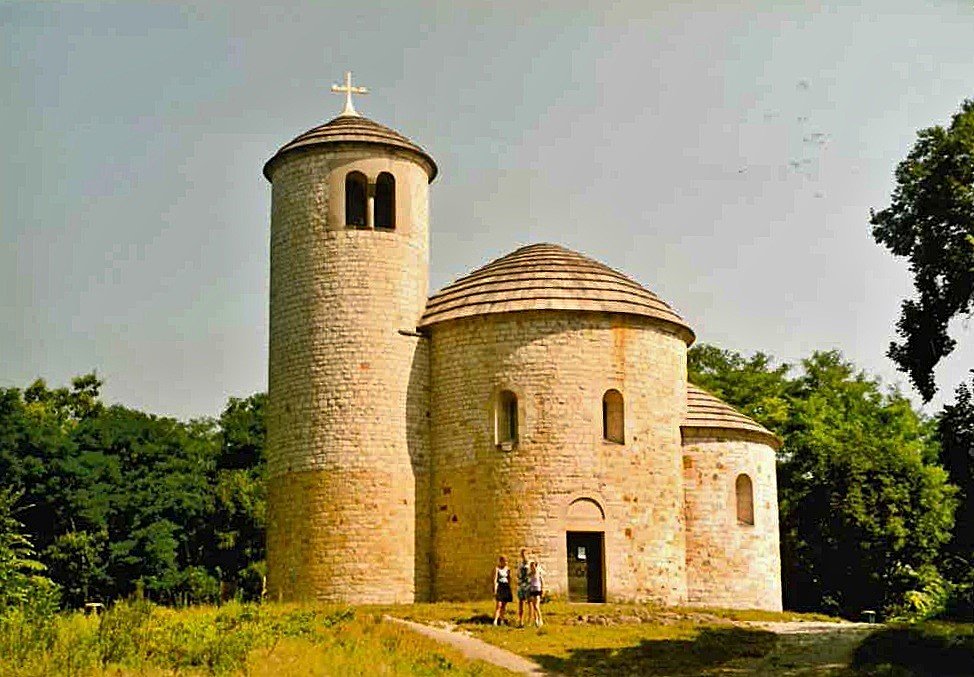 Mezí posvátnou horou Říp, Dobříší a Svatou Horou nad Příbramí  (přípražské retro 2002, II. část)