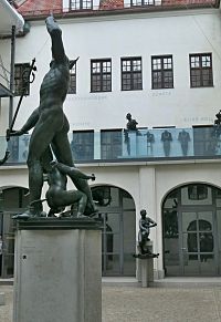 originál vrcholového sousoší na muzejním nádvoří