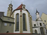 vlevo kostel sv. Anny, vpravo Kaple zlatníků