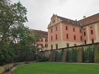 na hradbách