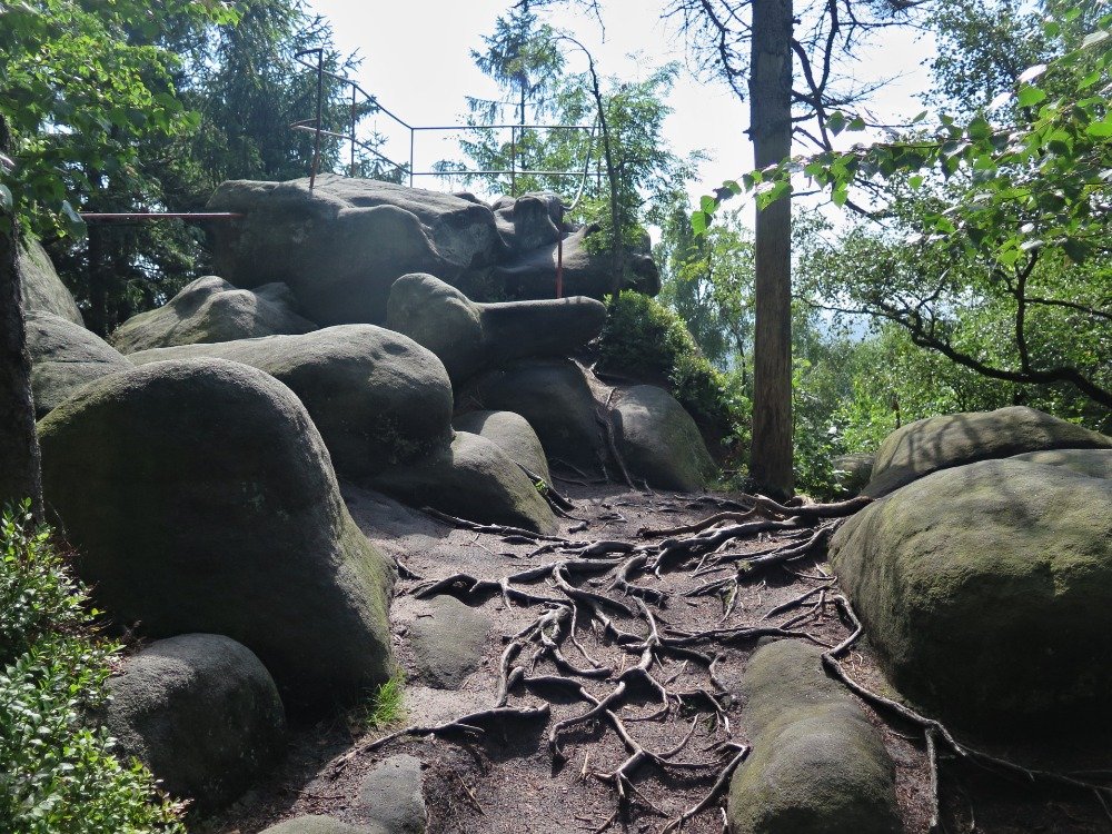 Slavenská vyhlídka, Božanovský Špičák, „zoologické“ skalní město, Čertovo sedlo, Kamenná brána a Zaječí rokle  (Slavný)